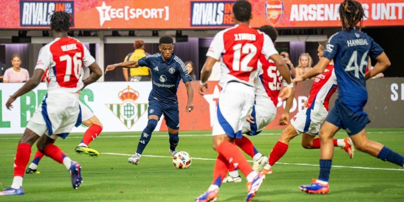 Di laga uji coba pramusim yang berlangsung hari ini, Arsenal berhasil meraih kemenangan dramatis dengan skor 2-1 atas Manchester United.