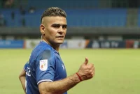 Cristian Gonzales, mantan pemain sepak bola Indonesia, dikabarkan menjual rumahnya dengan tujuan untuk mendanai pembangunan Sekolah Sepak Bola (SSB) di Malang dan Yogyakarta.