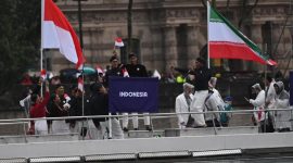 Pada pembukaan Olimpiade Paris 2024, kontingen Indonesia melakukan defile di atas kapal.