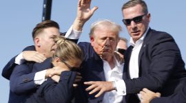 Foto: Kandidat presiden dari Partai Republik dan mantan Presiden AS Donald Trump tampak berlumuran darah dibantu oleh petugas keamanan setelah tertembak saat kampanye di Butler Farm Show di Butler, Pennsylvania, AS, 13 Juli 2024. 