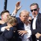 Foto: Kandidat presiden dari Partai Republik dan mantan Presiden AS Donald Trump tampak berlumuran darah dibantu oleh petugas keamanan setelah tertembak saat kampanye di Butler Farm Show di Butler, Pennsylvania, AS, 13 Juli 2024. 