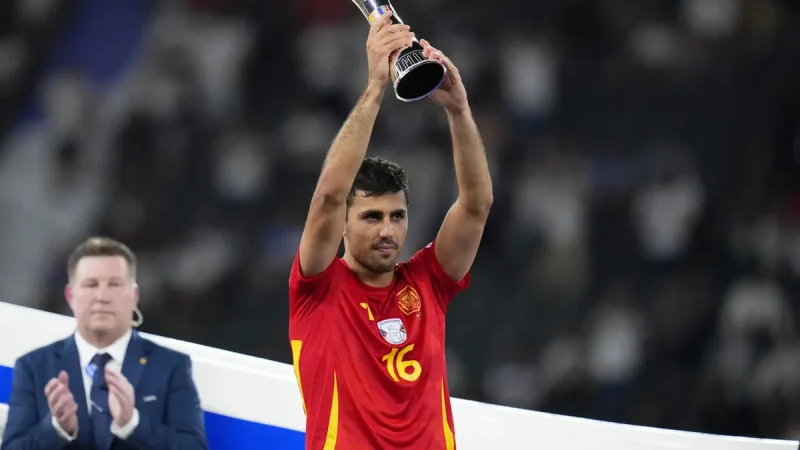 Guardiola, manajer Manchester City, memberikan dukungan kuat untuk gelandang andalannya, Rodri, meraih Ballon d'Or.