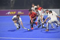 Hoki lapangan, dikenal juga sebagai field hockey, salah satu olahraga tim yang menuntut kecepatan, keterampilan, dan strategi.