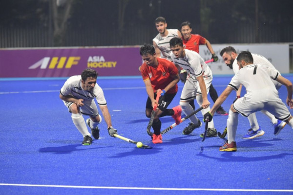 Hoki lapangan, dikenal juga sebagai field hockey, salah satu olahraga tim yang menuntut kecepatan, keterampilan, dan strategi.