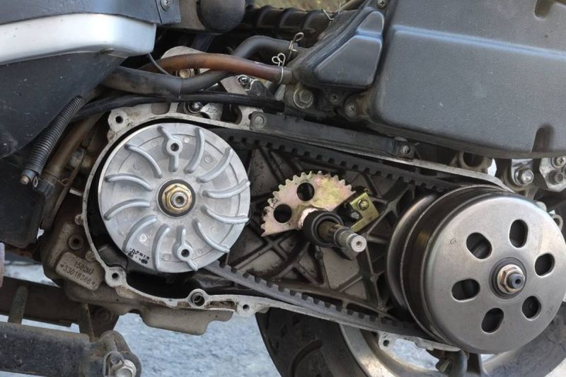 V-belt adalah salah satu komponen penting pada motor matik yang berfungsi untuk mentransmisikan tenaga dari mesin ke roda.