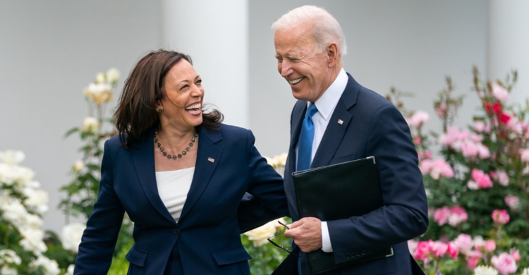 Kamala Harris, Wakil Presiden Amerika Serikat saat ini, adalah tokoh yang memiliki dampak yang signifikan dalam politik Amerika.