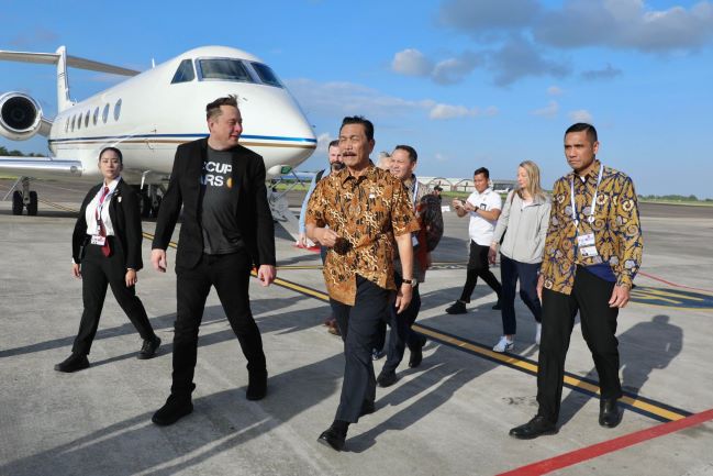 Menteri Koordinator Bidang Kemaritiman dan Investasi (Menko Marves) Luhut Binsar Pandjaitan telah bertemu dengan CEO Tesla, Elon Musk, untuk membahas rencana investasi Tesla di Indonesia.