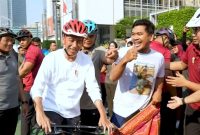 Momen Akrab Jokowi Bersama Warga Jakarta di CFD, Sampai Tanda Tangan Baju