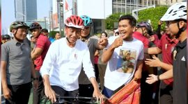 Momen Akrab Jokowi Bersama Warga Jakarta di CFD, Sampai Tanda Tangan Baju