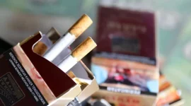 Pemerintah Indonesia telah resmi mengeluarkan peraturan baru yang melarang penjualan rokok eceran per batang.