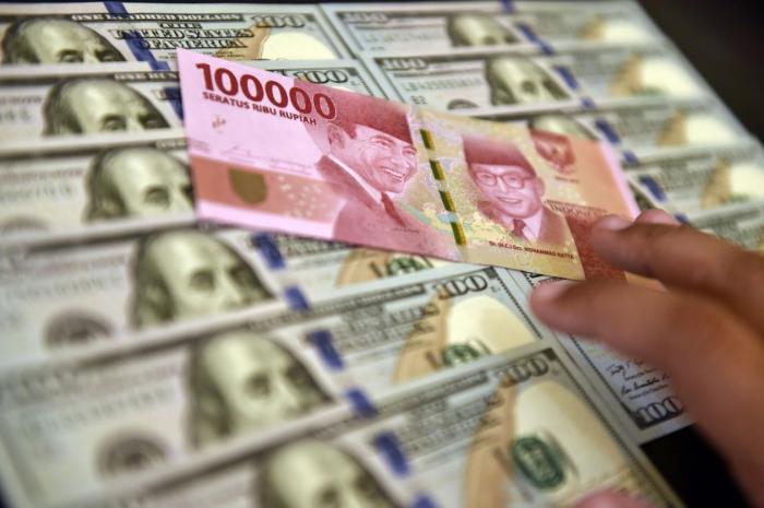 Rupiah melemah terhadap dolar Amerika Serikat (AS) pada hari Kamis, 18 Juli 2024, seiring dengan pelantikan tiga wakil menteri baru.