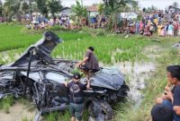 Pada hari Minggu yang tragis di Deli Serdang, sebuah mobil satu keluarga ditabrak oleh kereta api, mengakibatkan 6 orang tewas dan 1 orang dalam kondisi kritis.