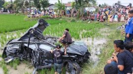 Pada hari Minggu yang tragis di Deli Serdang, sebuah mobil satu keluarga ditabrak oleh kereta api, mengakibatkan 6 orang tewas dan 1 orang dalam kondisi kritis.