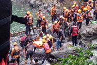 2 Pelajar Tewas Tenggelam di Air Terjun Jami Maros perempuan tenggelam saat berenang di air terjun.