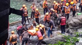 2 Pelajar Tewas Tenggelam di Air Terjun Jami Maros perempuan tenggelam saat berenang di air terjun.