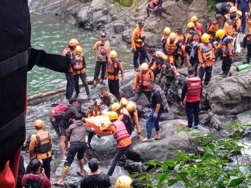 2 Pelajar Tewas Tenggelam di Air Terjun Jami Maros perempuan tenggelam saat berenang di air terjun.