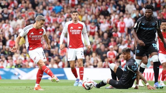 Arsenal tampil mengesankan di pertandingan uji coba pramusim mereka hari ini, membantai Bayer Leverkusen dengan skor 4-1 di Emirates Stadium.