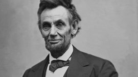 Menghebohkan dan mengejutkan publik, dilaporkan bahwa hantu Abraham Lincoln, presiden ke-16 Amerika Serikat, dikabarkan kembali “berkeliaran” di Gedung Putih.