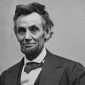 Menghebohkan dan mengejutkan publik, dilaporkan bahwa hantu Abraham Lincoln, presiden ke-16 Amerika Serikat, dikabarkan kembali “berkeliaran” di Gedung Putih.