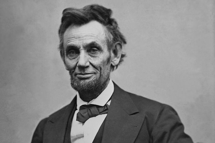 Menghebohkan dan mengejutkan publik, dilaporkan bahwa hantu Abraham Lincoln, presiden ke-16 Amerika Serikat, dikabarkan kembali “berkeliaran” di Gedung Putih.