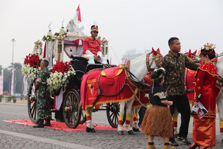 Istana Kepresidenan Republik Indonesia akan menyelenggarakan acara Kirab Bendera Pusaka dan Naskah Proklamasi pada besok, 10 Agustus 2024.