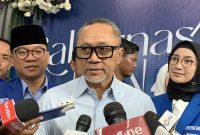 Zulkifli Hasan, mengeluarkan peringatan tegas kepada masyarakat terkait fenomena penjualan kaos dengan harga yang mencurigakan, yaitu Rp 60 ribu untuk tiga buah.