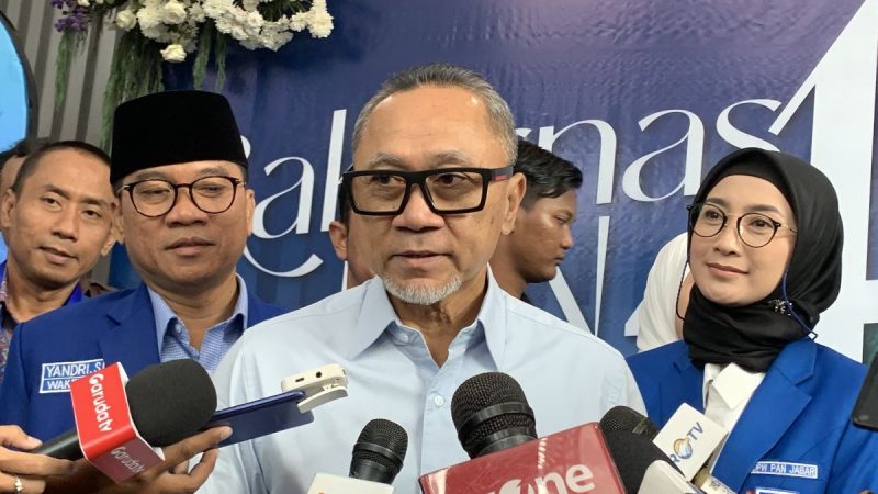 Zulkifli Hasan, mengeluarkan peringatan tegas kepada masyarakat terkait fenomena penjualan kaos dengan harga yang mencurigakan, yaitu Rp 60 ribu untuk tiga buah.