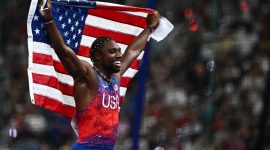 Noah Lyles, meraih medali emas di nomor lari 100 meter putra dengan catatan waktu yang menakjubkan, 9,81 detik.