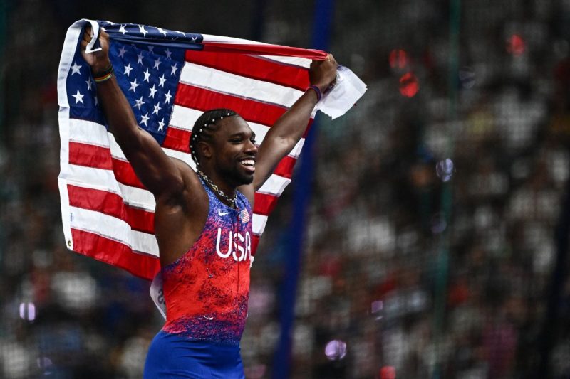 Noah Lyles, meraih medali emas di nomor lari 100 meter putra dengan catatan waktu yang menakjubkan, 9,81 detik.