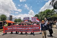 ribuan massa dari berbagai elemen masyarakat sipil mulai memadati Jalan Gotot Subroto, Jakarta, untuk menggelar aksi demonstrasi yang dikenal sebagai Demo Darurat Indonesia.