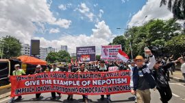 ribuan massa dari berbagai elemen masyarakat sipil mulai memadati Jalan Gotot Subroto, Jakarta, untuk menggelar aksi demonstrasi yang dikenal sebagai Demo Darurat Indonesia.