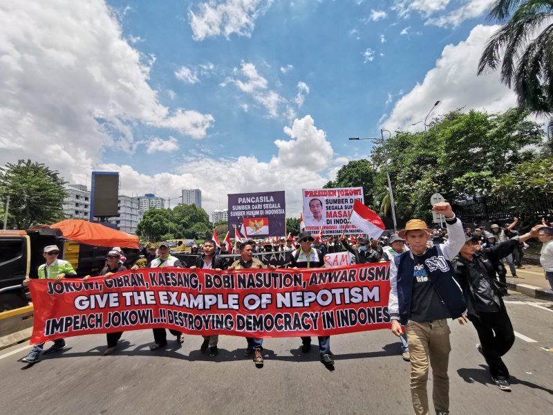 ribuan massa dari berbagai elemen masyarakat sipil mulai memadati Jalan Gotot Subroto, Jakarta, untuk menggelar aksi demonstrasi yang dikenal sebagai Demo Darurat Indonesia.