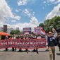 ribuan massa dari berbagai elemen masyarakat sipil mulai memadati Jalan Gotot Subroto, Jakarta, untuk menggelar aksi demonstrasi yang dikenal sebagai Demo Darurat Indonesia.