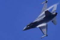 Sebuah jet tempur F-16 milik Angkatan Udara Ukraina jatuh saat berusaha mencegat serangan udara dari Rusia di wilayah timur Ukraina.