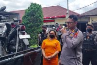 Seorang wanita asal Klaten, Jawa Tengah, kini menjadi sorotan setelah terbongkarnya modus penipuan yang melibatkan penggadaian kendaraan rental.