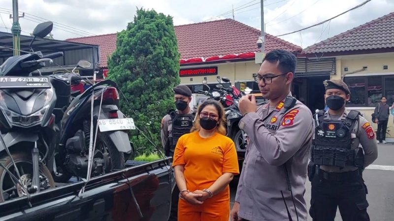 Seorang wanita asal Klaten, Jawa Tengah, kini menjadi sorotan setelah terbongkarnya modus penipuan yang melibatkan penggadaian kendaraan rental.