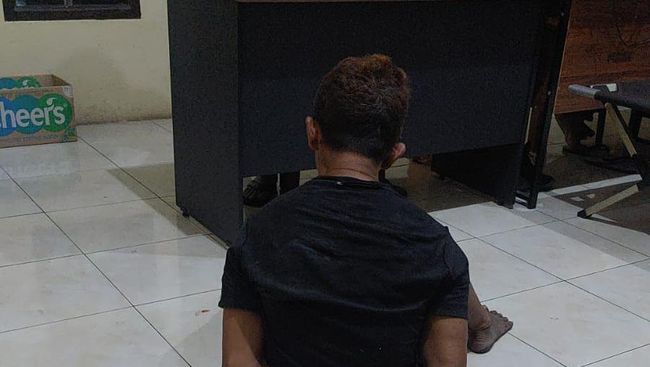 Seorang pria berinisial R. (35) ditangkap oleh polisi pada hari ini setelah tertangkap basah mencuri rokok di sebuah toko milik warga di Kediri.