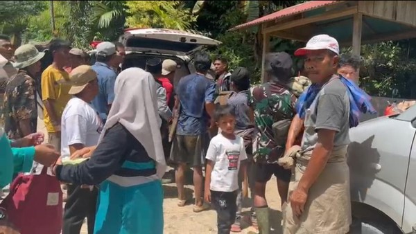 Sebanyak 15 orang dilaporkan meninggal dunia akibat tertimbun tanah longsor di lokasi tambang di Kabupaten Solok, Sumatera Barat.