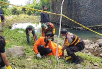 Sebuah penemuan mengejutkan terjadi di Tasikmalaya, Jawa Barat, ketika seorang warga menemukan mayat terbungkus karung di tepi sungai.