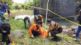 Sebuah penemuan mengejutkan terjadi di Tasikmalaya, Jawa Barat, ketika seorang warga menemukan mayat terbungkus karung di tepi sungai.