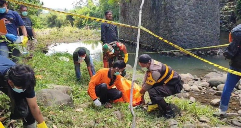 Sebuah penemuan mengejutkan terjadi di Tasikmalaya, Jawa Barat, ketika seorang warga menemukan mayat terbungkus karung di tepi sungai.