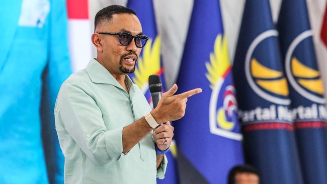 Ahmad Sahroni, anggota DPR RI dari Partai NasDem, resmi ditunjuk sebagai Ketua Tim Pemenangan untuk pasangan calon gubernur Ridwan Kamil dan calon wakil gubernur Suswono dalam pemilihan gubernur mendatang.