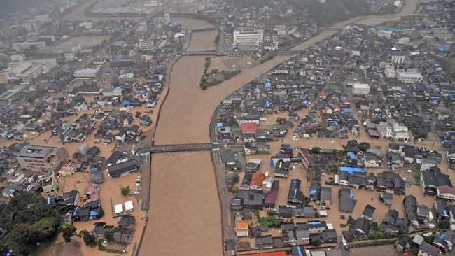 Jepang kembali dilanda bencana alam ketika banjir bandang menerjang beberapa wilayah di negara tersebut pada Minggu pagi.