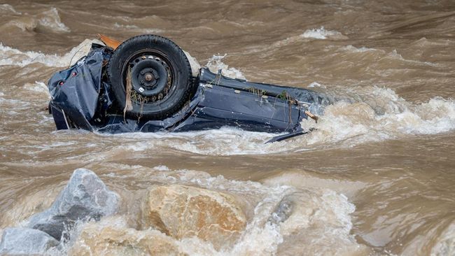 Banjir besar yang melanda wilayah Polandia dan Rumania dalam beberapa hari terakhir telah menyebabkan 22 orang tewas dan merusak ribuan rumah.