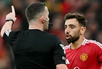 Salah satu momen paling dibicarakan adalah kartu merah yang diterima kapten United, Bruno Fernandes, di babak kedua.