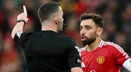 Salah satu momen paling dibicarakan adalah kartu merah yang diterima kapten United, Bruno Fernandes, di babak kedua.