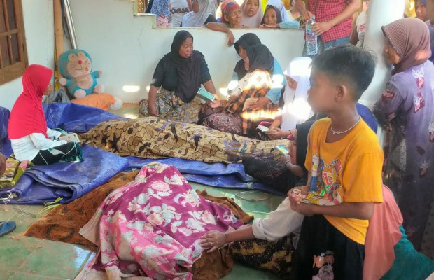 Dua warga Sumenep, Madura, tewas mengenaskan akibat ledakan petasan yang terjadi di kawasan pemukiman pada sore hari.