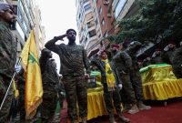 Hizbullah menggelar upacara pemakaman besar-besaran untuk komandan militer mereka, yang tewas dalam serangan udara Israel di Lebanon utara.