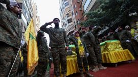 Hizbullah menggelar upacara pemakaman besar-besaran untuk komandan militer mereka, yang tewas dalam serangan udara Israel di Lebanon utara.