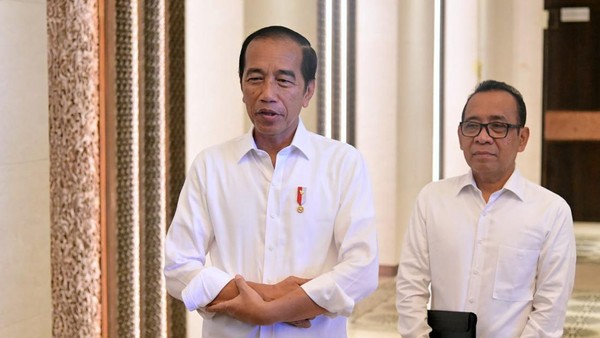 Dalam sebuah rapat penting di Ibu Kota Negara (IKN) Nusantara, Presiden Joko Widodo meminta agar TNI dan Polri memperbaiki sistem birokrasi mereka dan lebih mengutamakan pendekatan humanis dalam pelayanan kepada masyarakat.